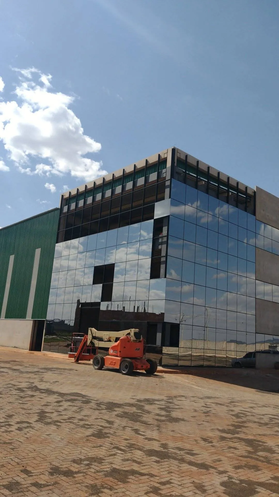 Estrutura em pele de vidro azulada